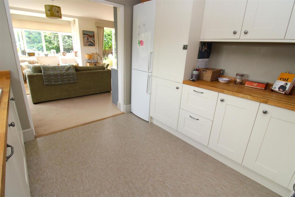 Kitchen 5.JPG