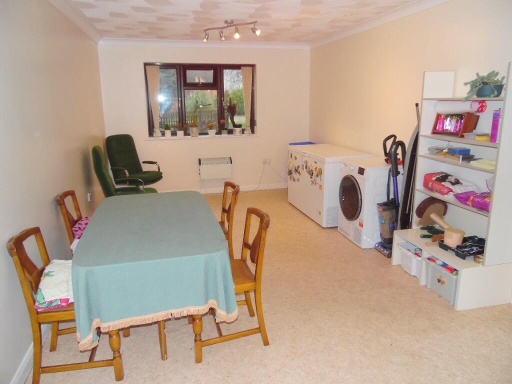 GARDEN/GAMES ROOM