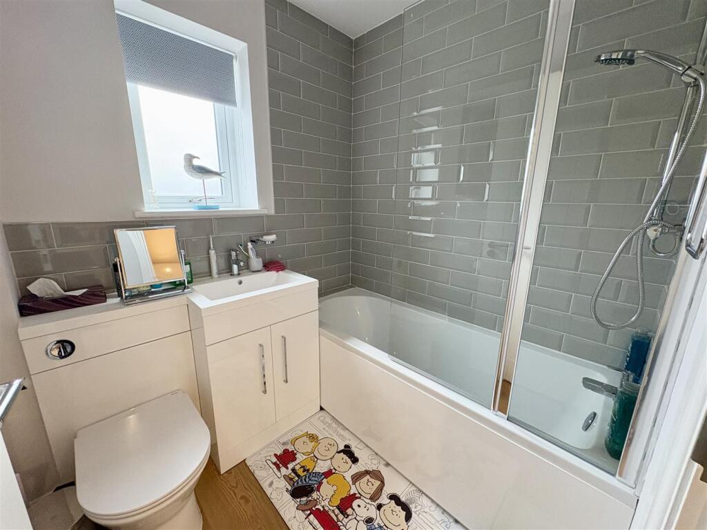 10. BATHROOM.jpg