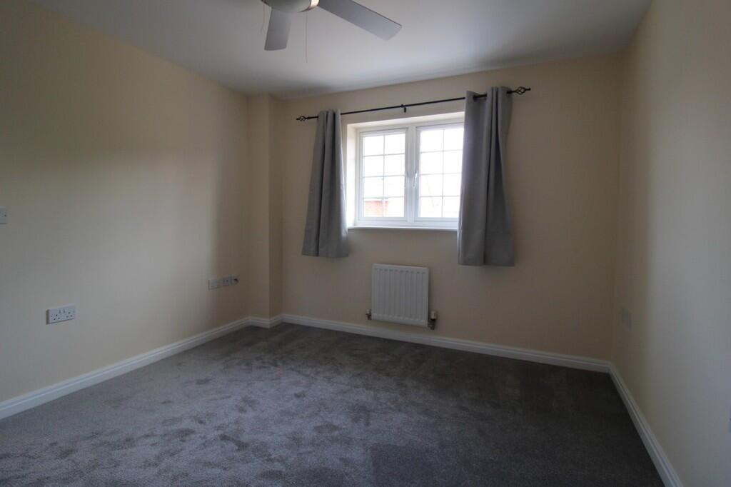 primary bedroom (...