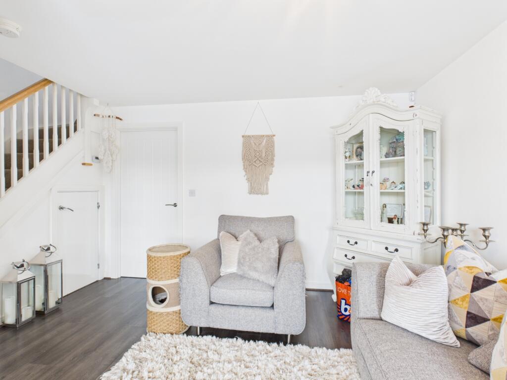 CAM03729G0-PR0143-STILL004