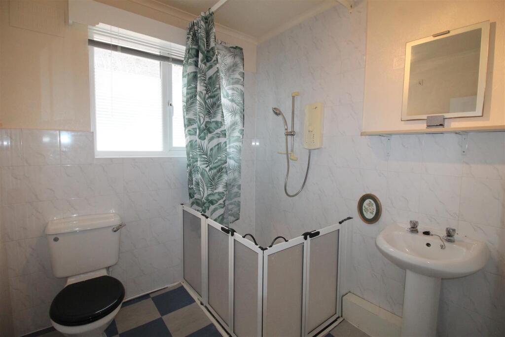 Allenby Road, 35 - shower room.JPG