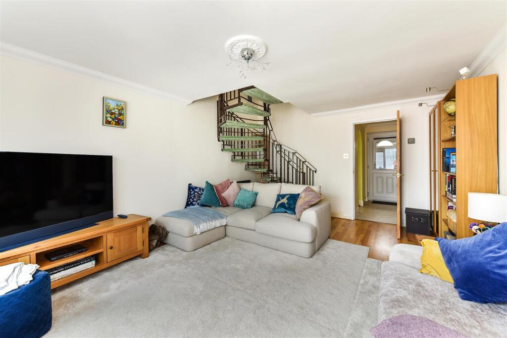 Lounge into house.jpg