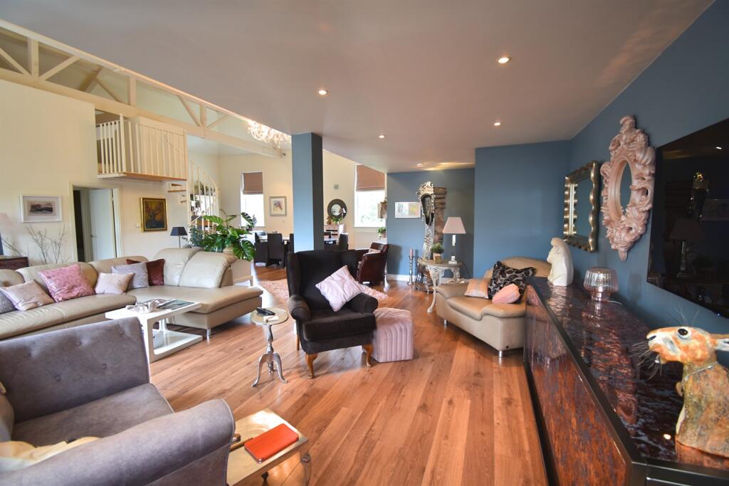 Living/Dining/Fitted