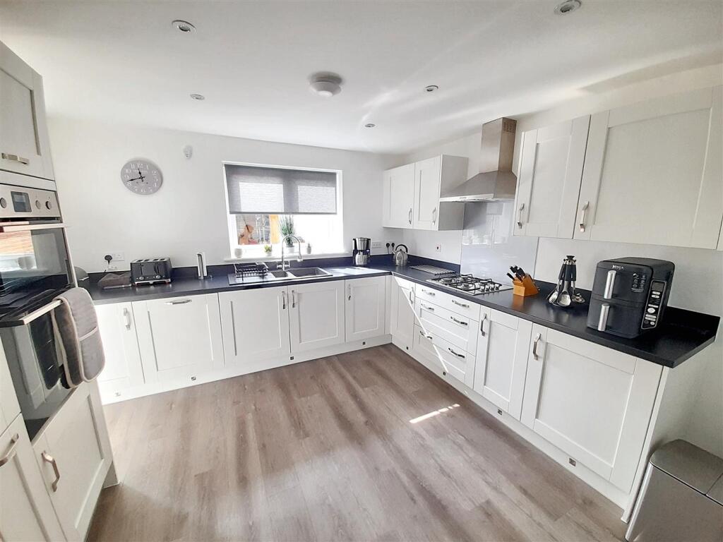 Kitchen area new.jpg