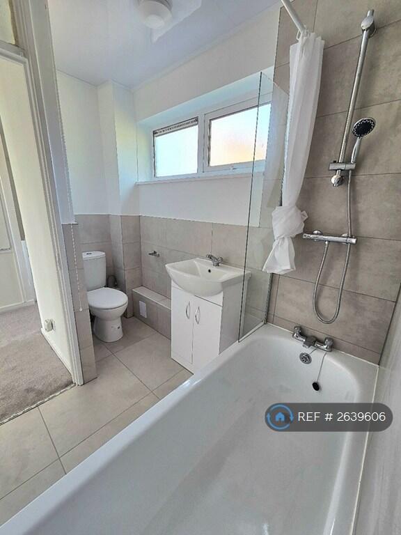 Main Bathroom Upstairs 