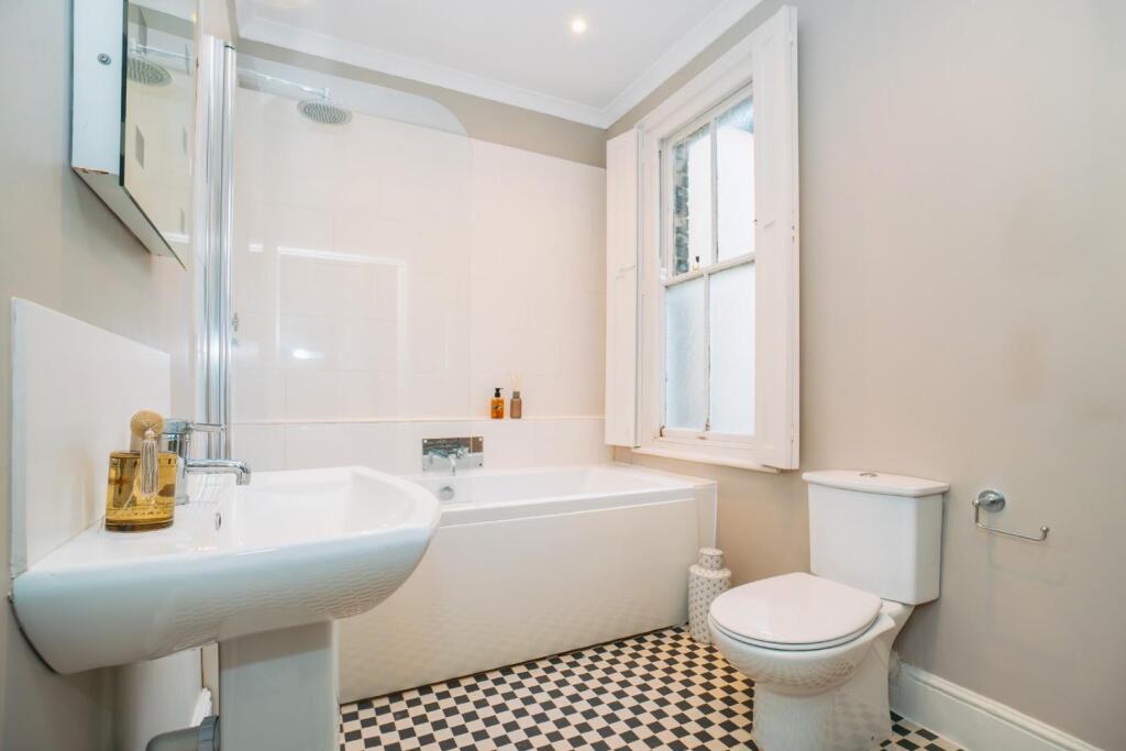 16a Garland Street [Bathroom] 01.jpg