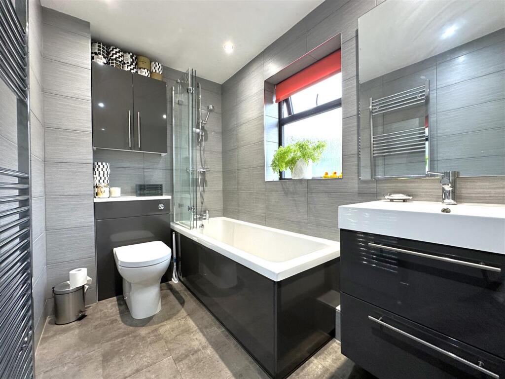 En-Suite Bathroom 055