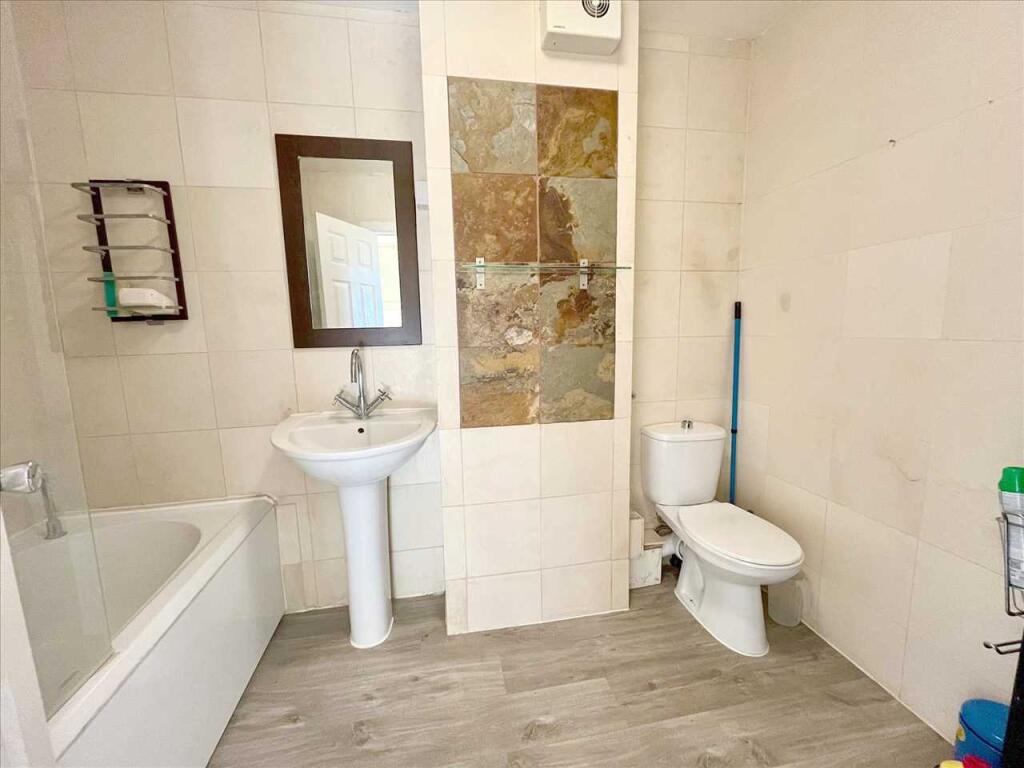 BATHROOM/WC