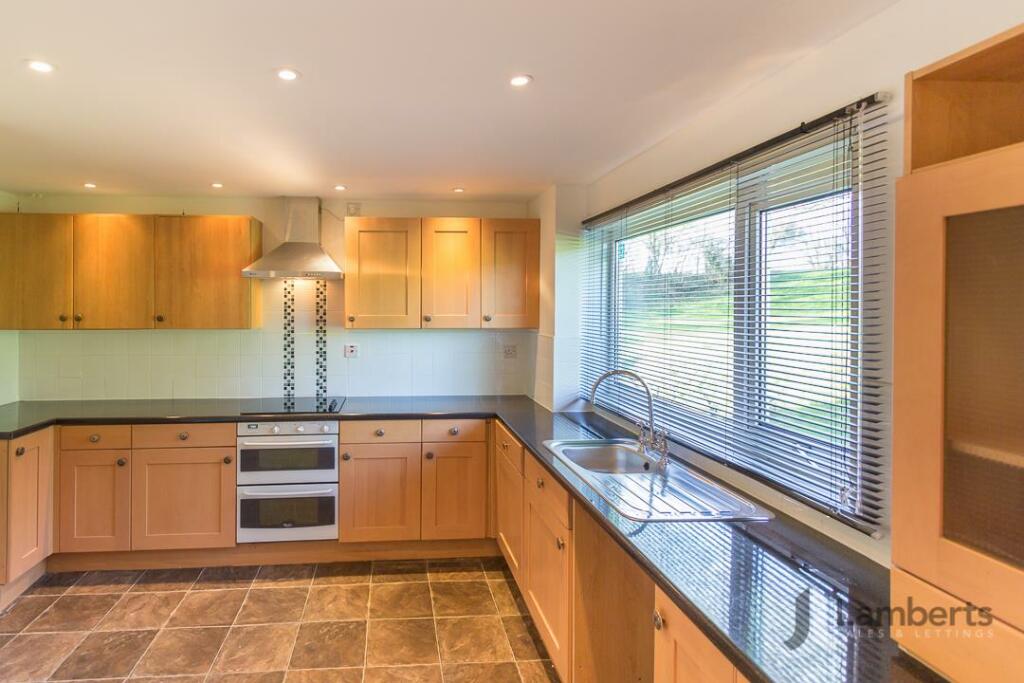 01330 - 148 Astley Close - Kitchen.jpg