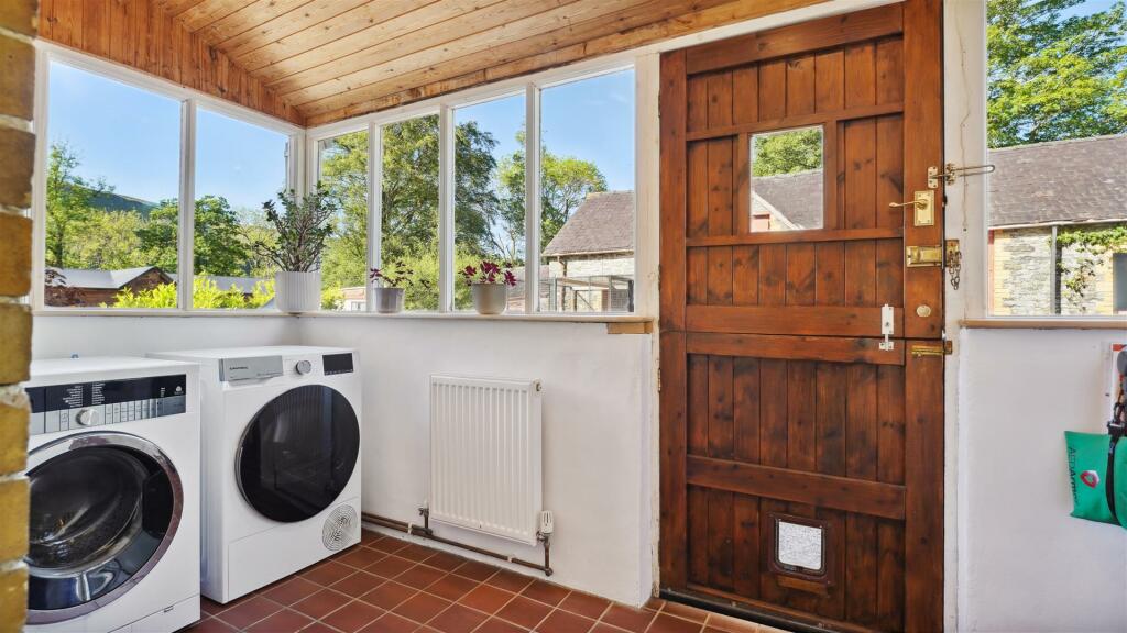 PORCH/UTILITY ROOM