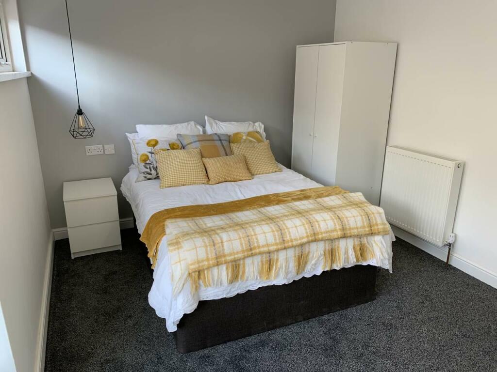 £525 Room 2 a.JPG