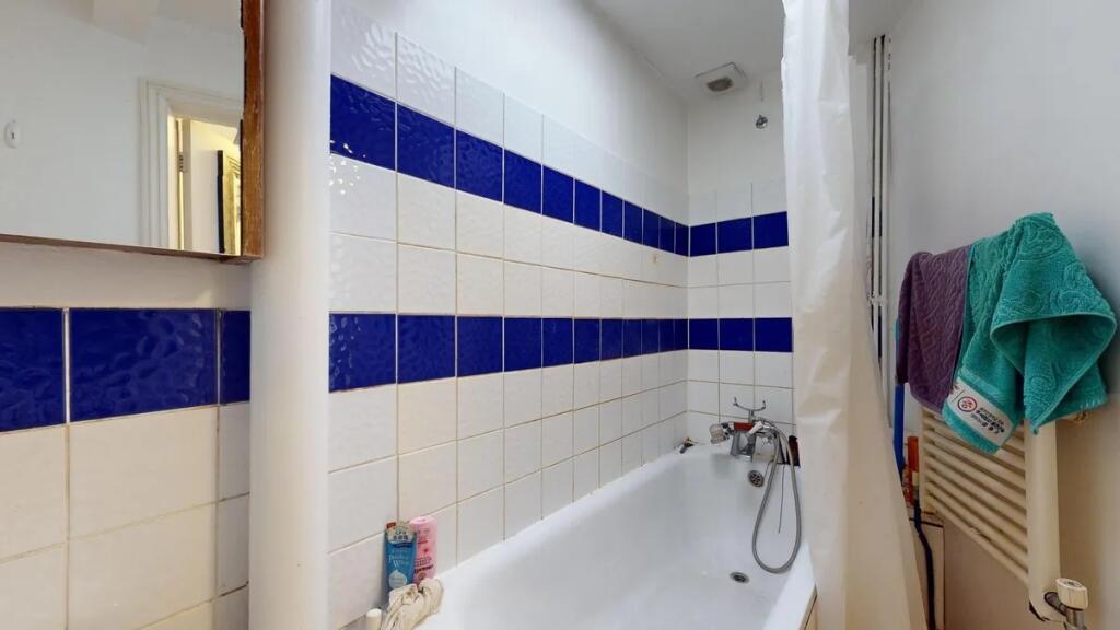 Bright and clean bathroom suite featuring a cla...