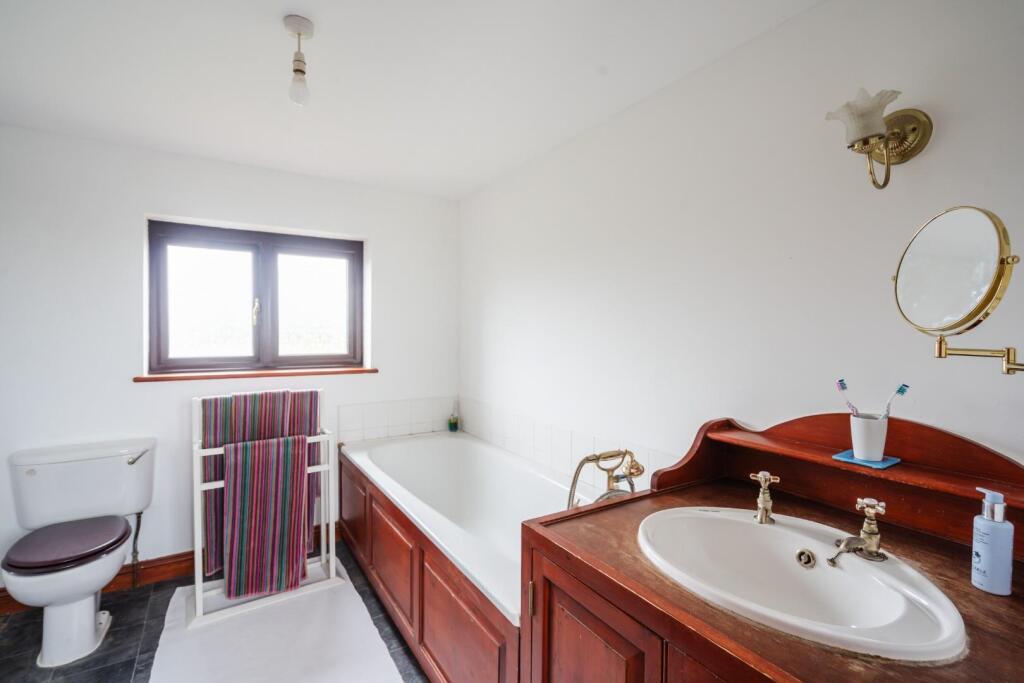 12 - bathroom.jpg