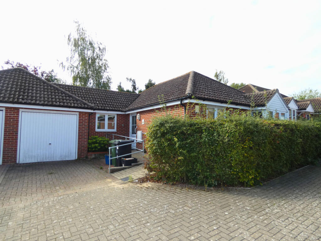 2 bed detached bungalow for sale Heron Mews, Toll
