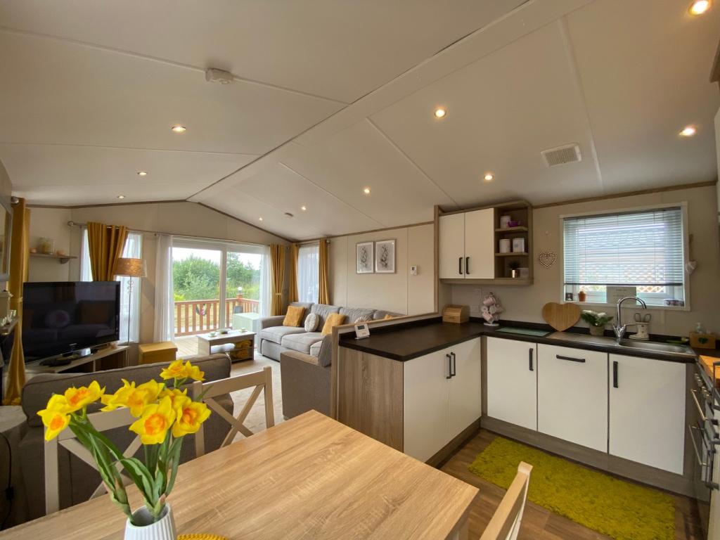 Kitchen/ Dining/ Liv