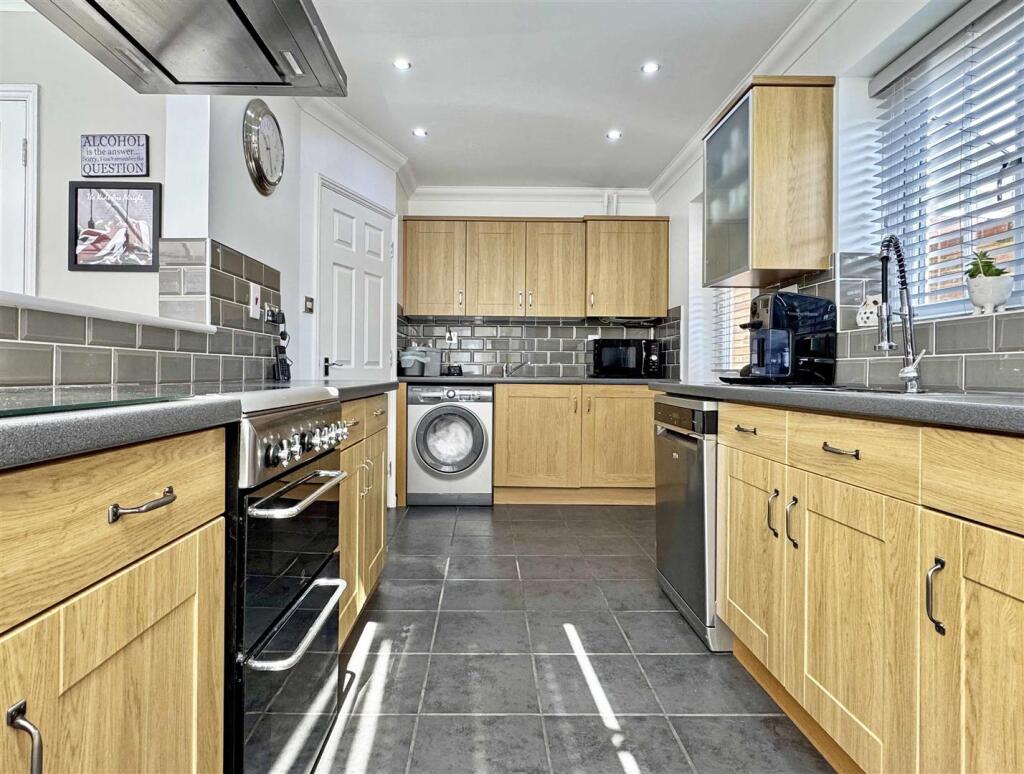 Kitchen c.jpg