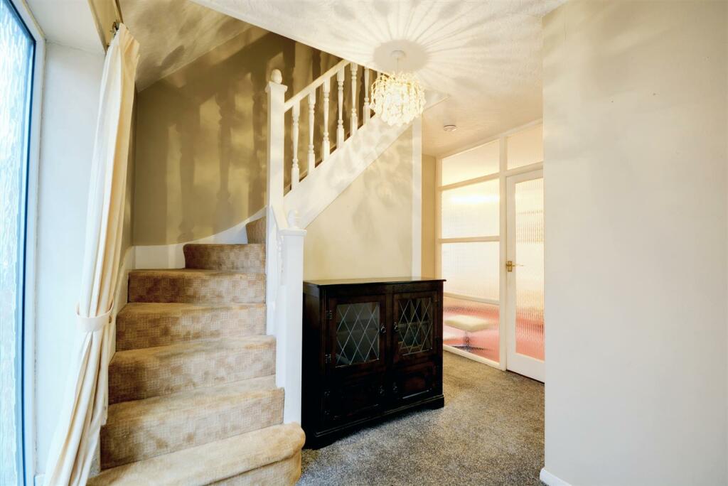 SIDE ENTRANCE HALLWAY