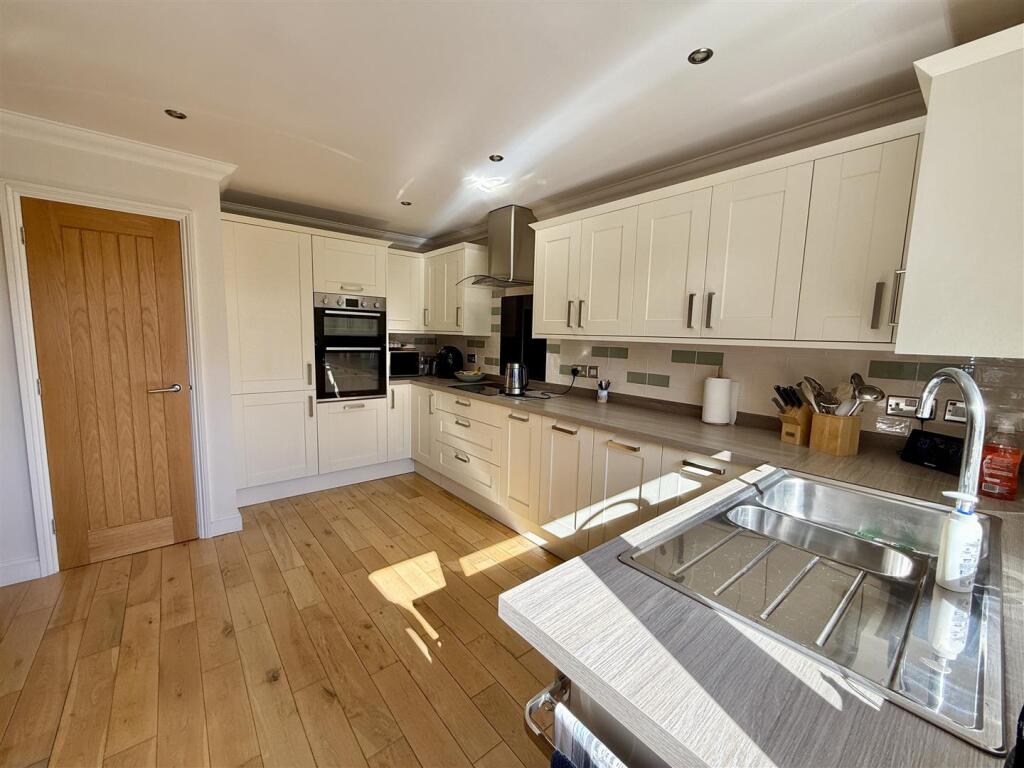 Kitchen/Dining Area: