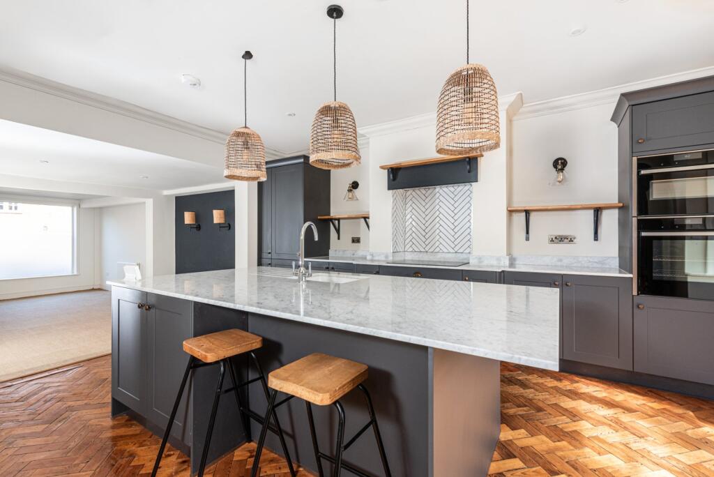Kitchen/B'fast Room