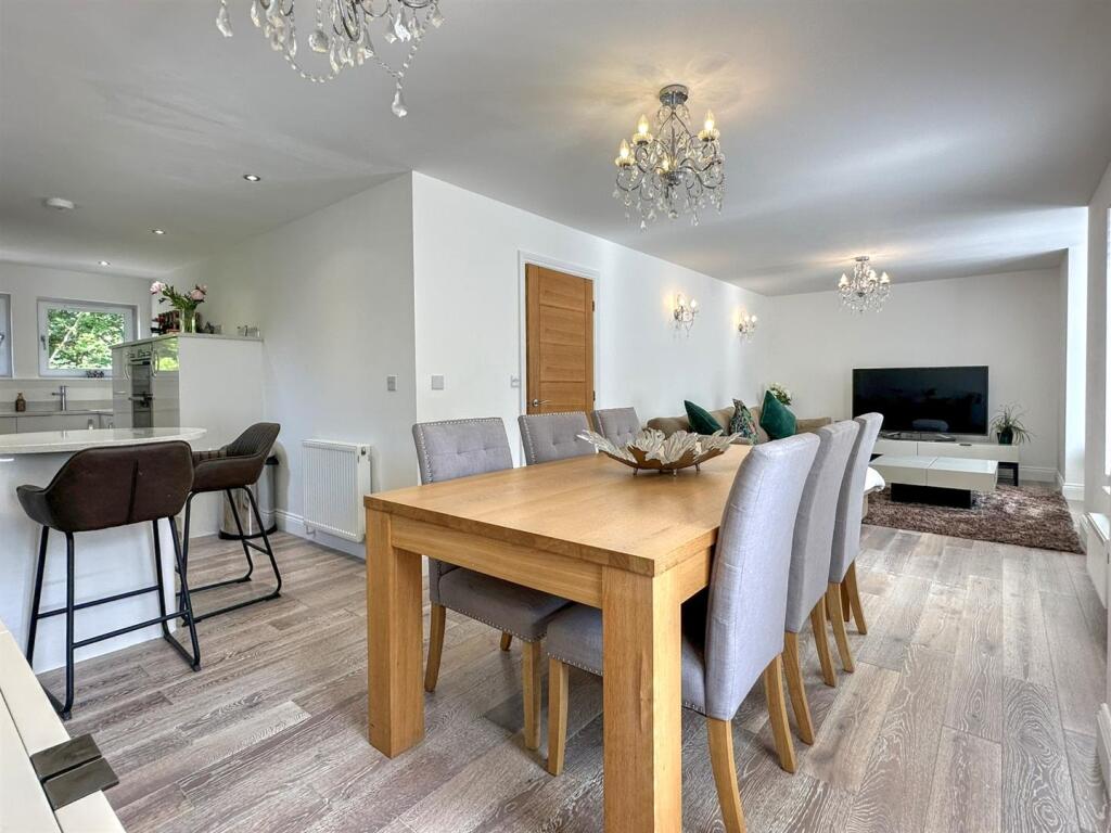 OPEN PLAN LOUNGE &amp; KITCHEN DINER