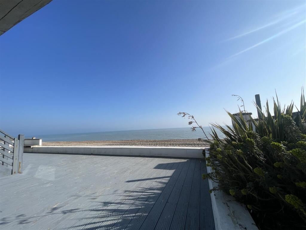 Keelan rear decking to beach.JPG