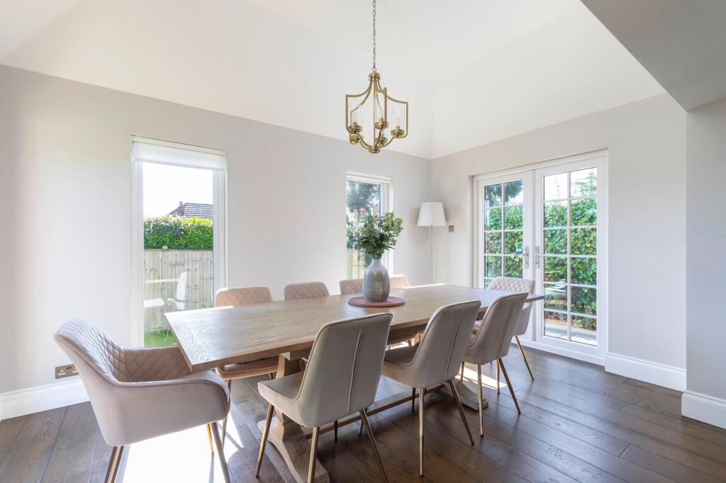 Dining &amp; breakfast room
