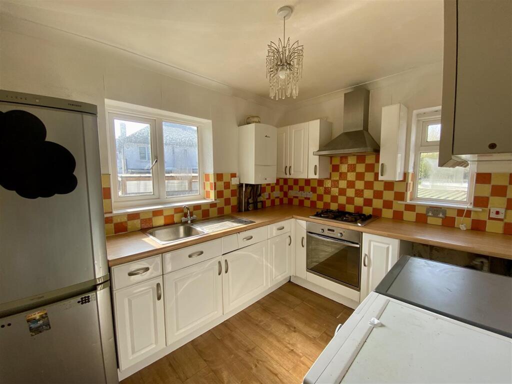41 Otterburn Gardens Kitchen 2.jpg