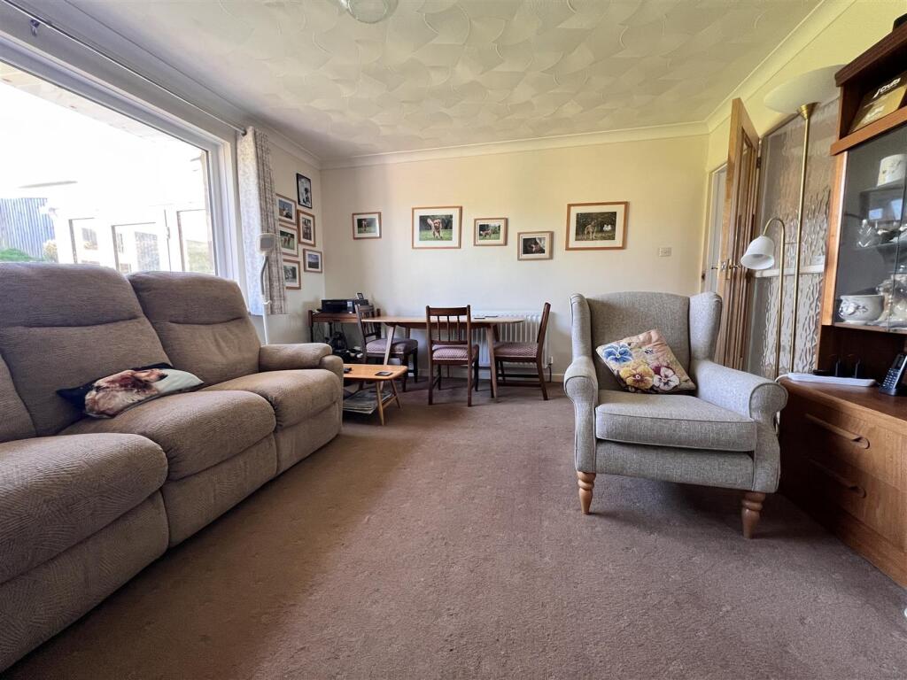Lounge/Dining Room: