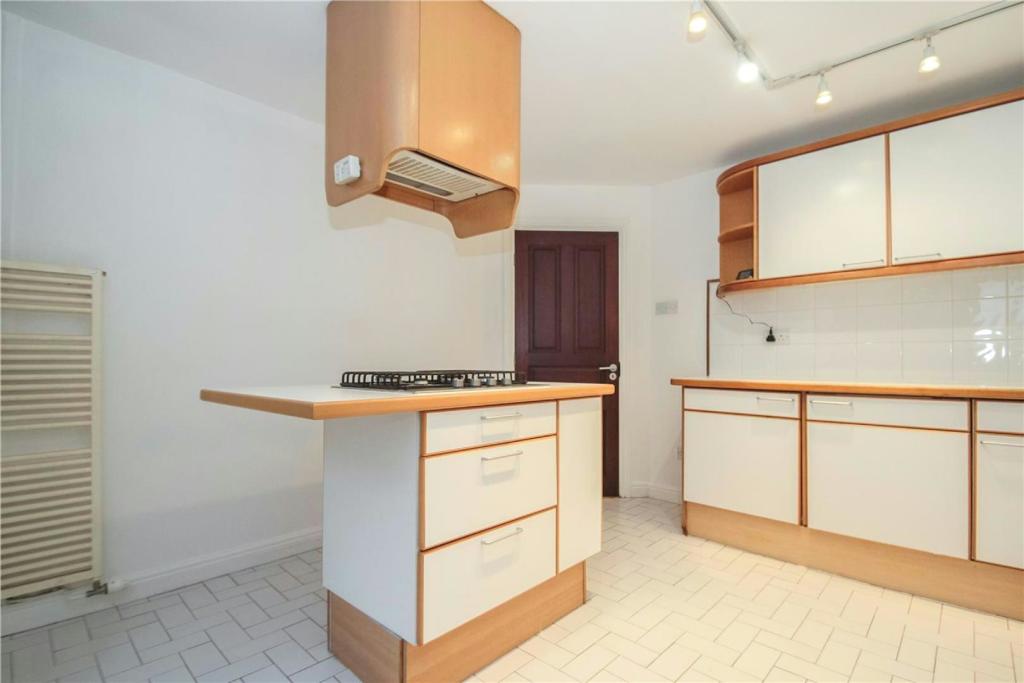 Kitchen 2.jpg
