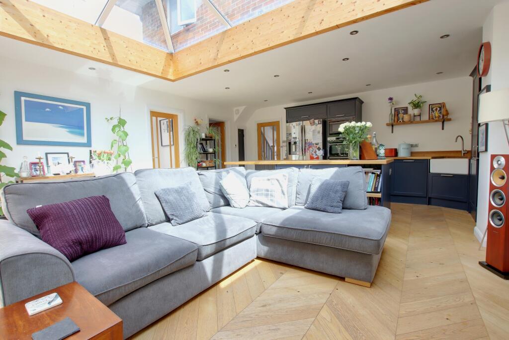 KITCHEN/DINER/FAMILY ROOM