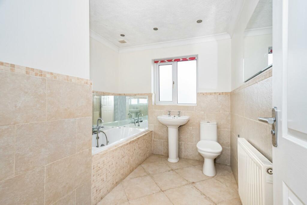 MAIN HOUSE BATHROOM