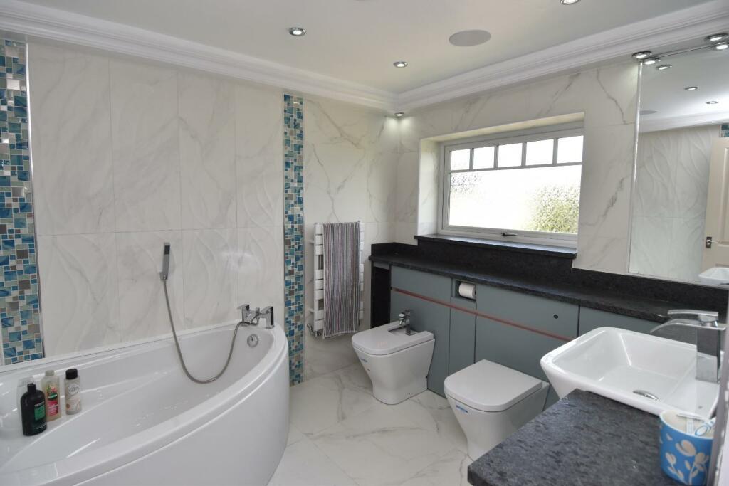 EN SUITE BATHROOM