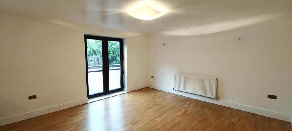 Lounge/Dining Area