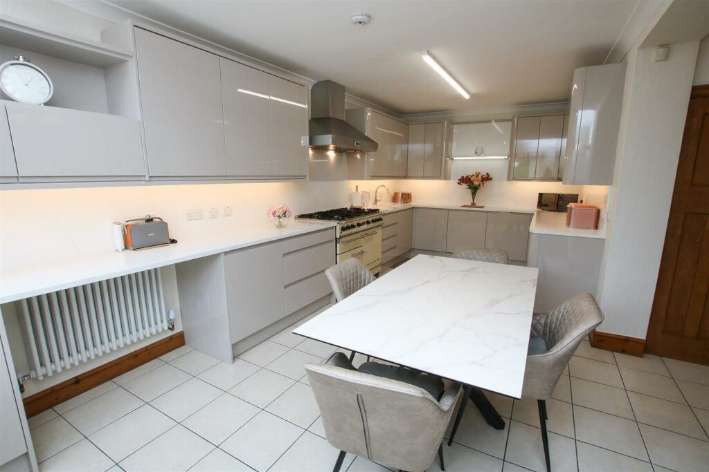 OPEN PLAN LIVING/ DINING/ KITCHEN