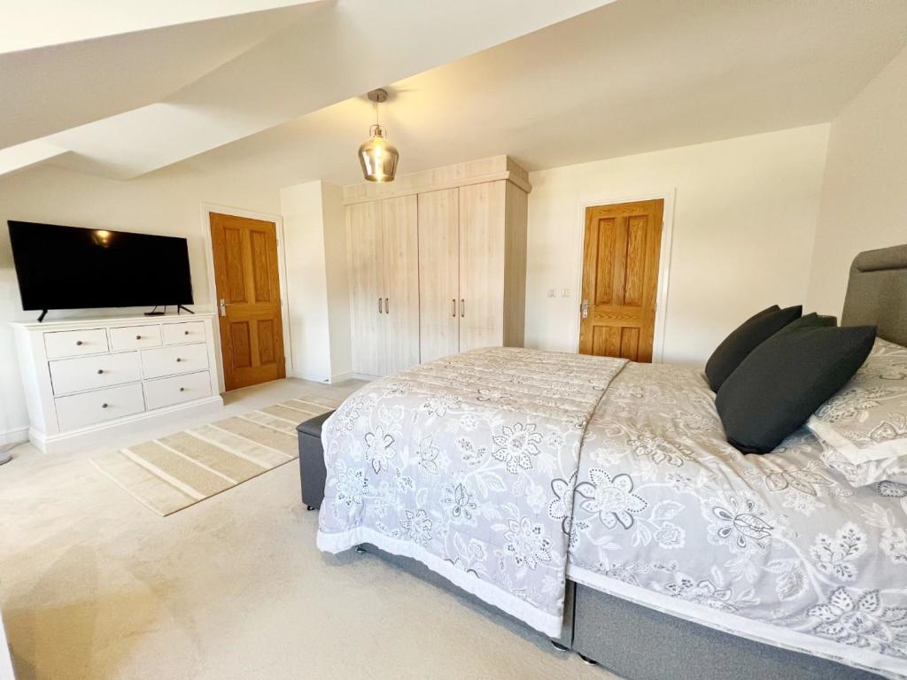 Bedroom 1 pic 4.jpg