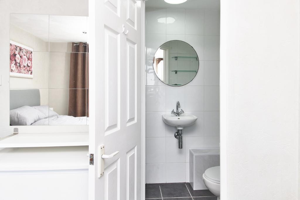 Bedroom 2 en-suite photo 1