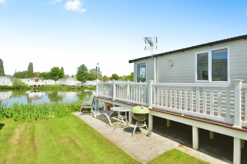 Side area for sitting, barbecuing, an...