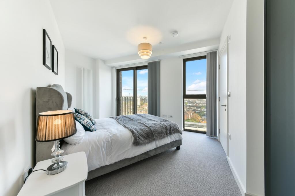 Western Gateway, Roy