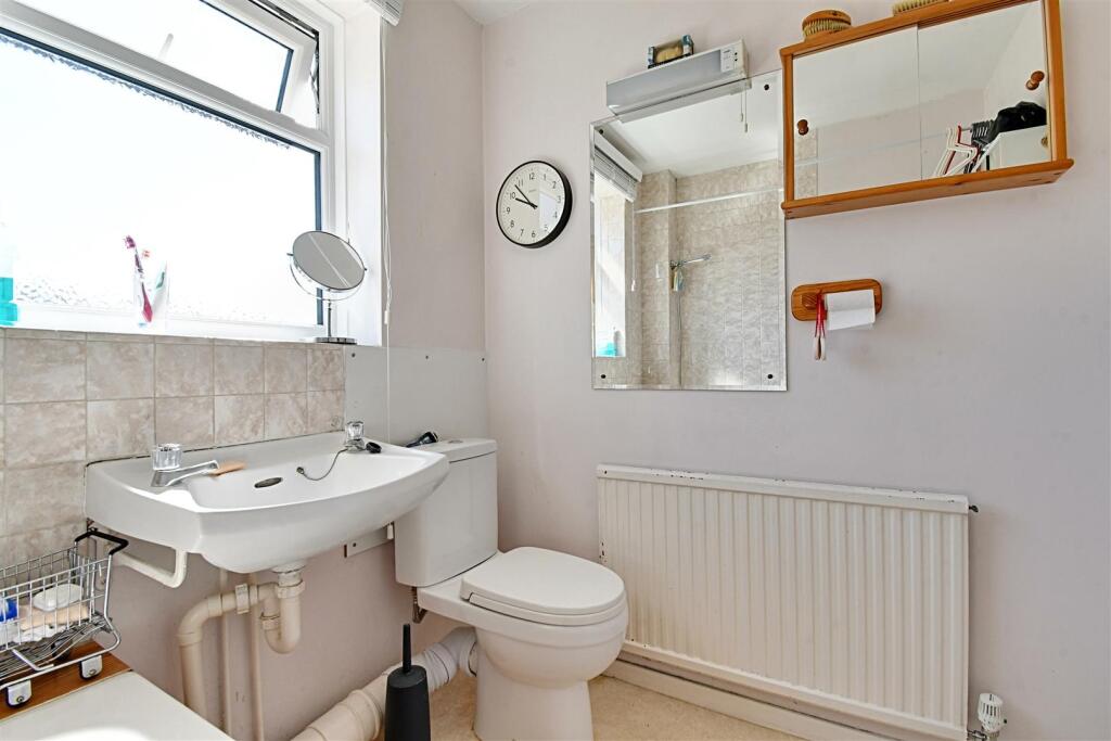 Bathroom 2.jpg