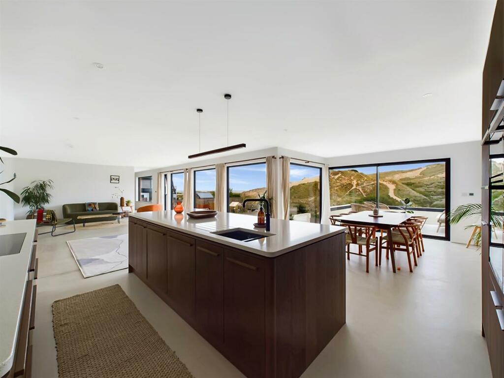 Kitchen/Dining/Social Space