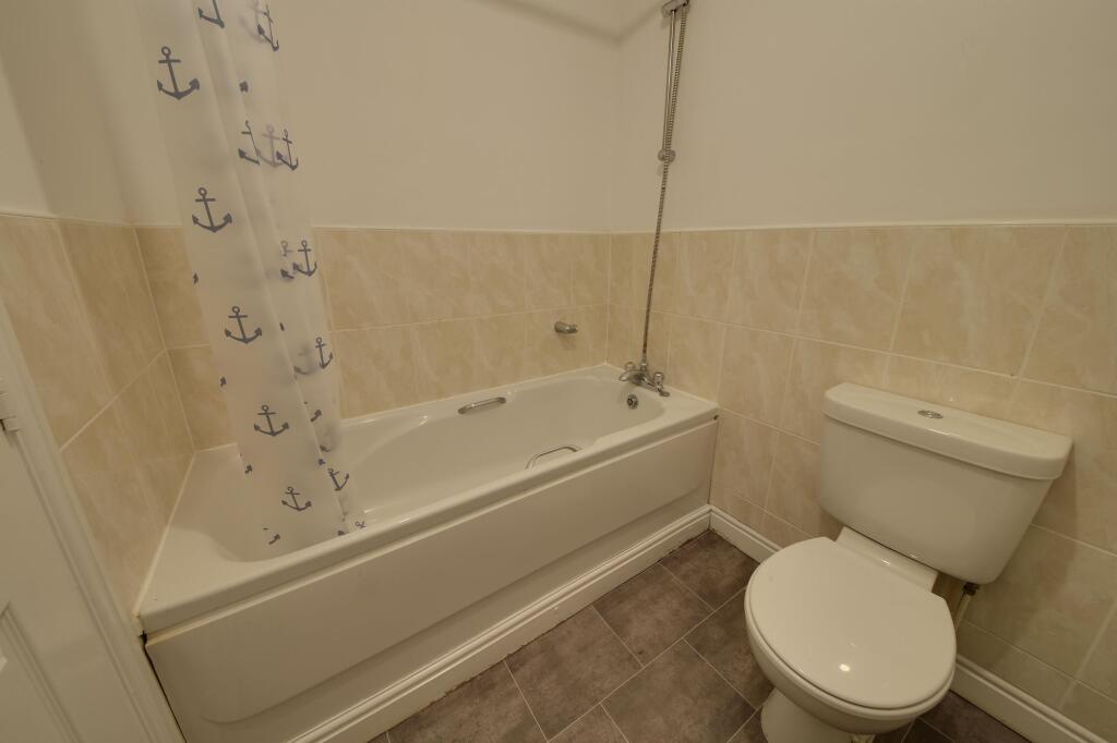 Main bathroom, 2nd floor