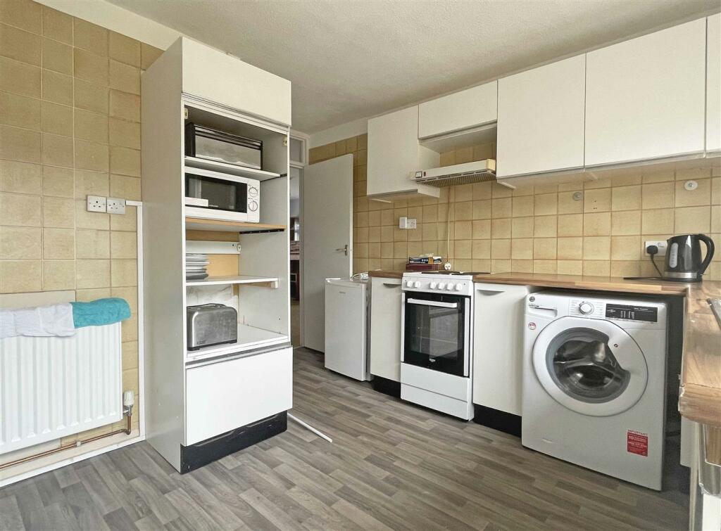 Kitchen b.jpg
