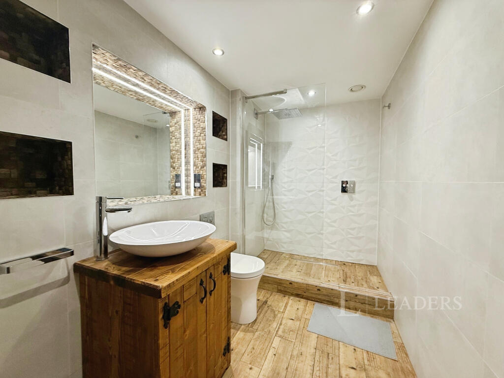 En-suite Upstairs