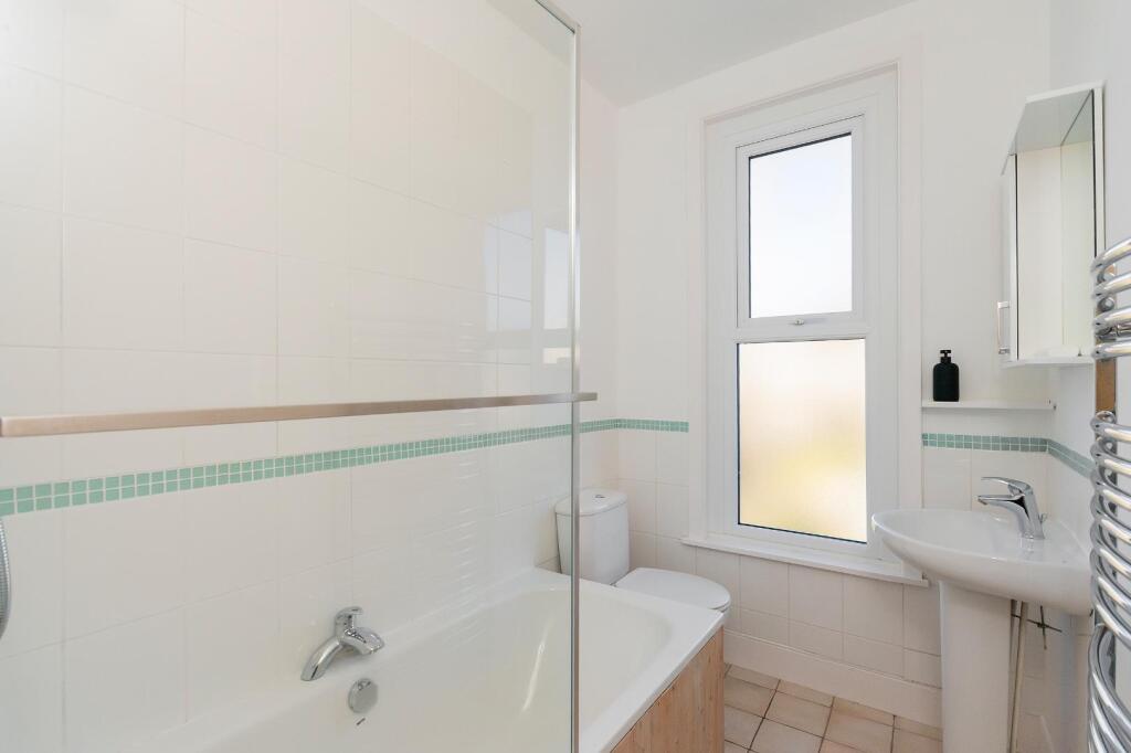 1T6RHD - Bathroom B.jpg