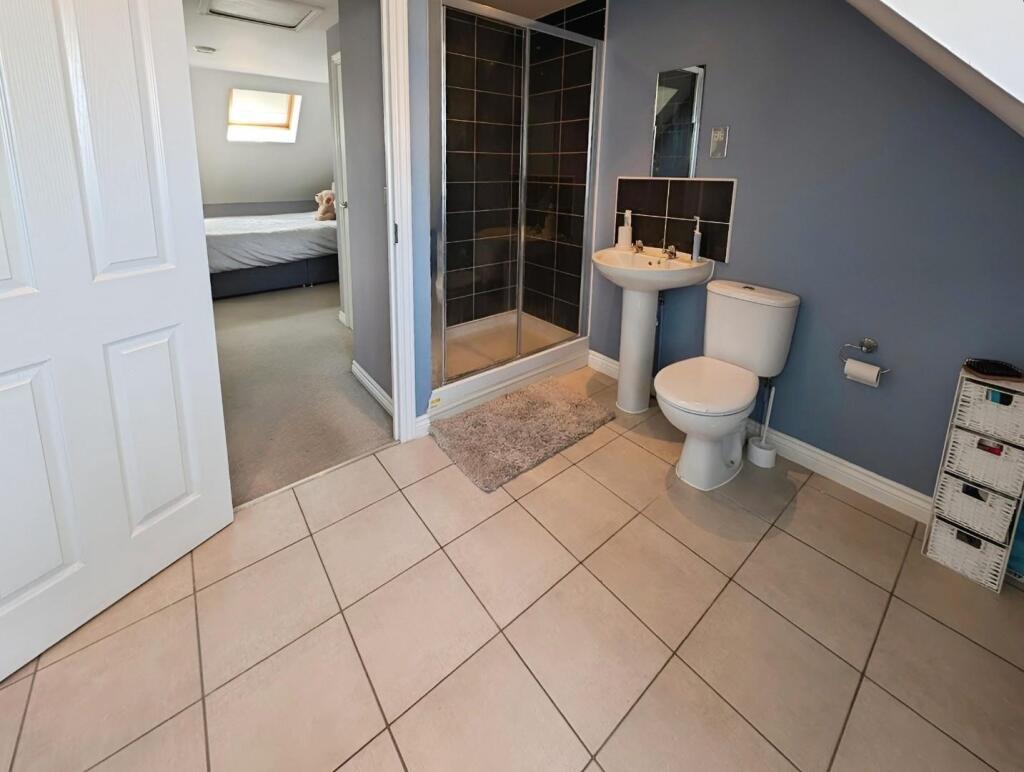 181c690e-ENSUITE 20THROUGH.jpg