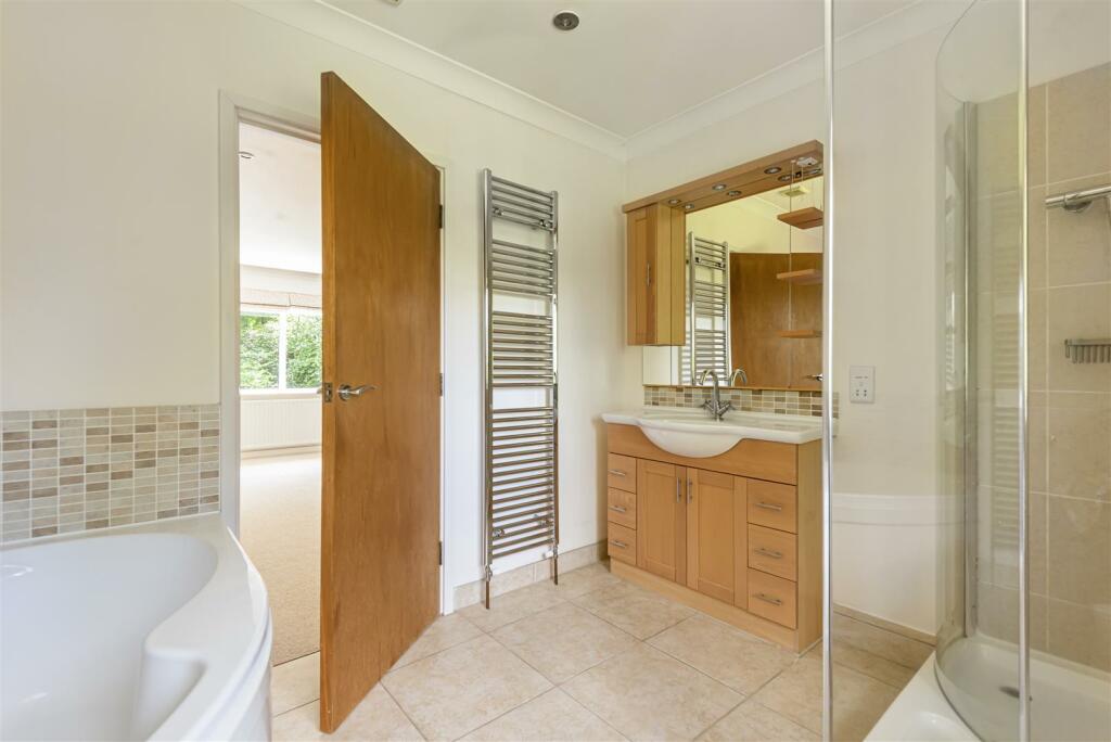 Main bedroom en-suite bathroom.jpg