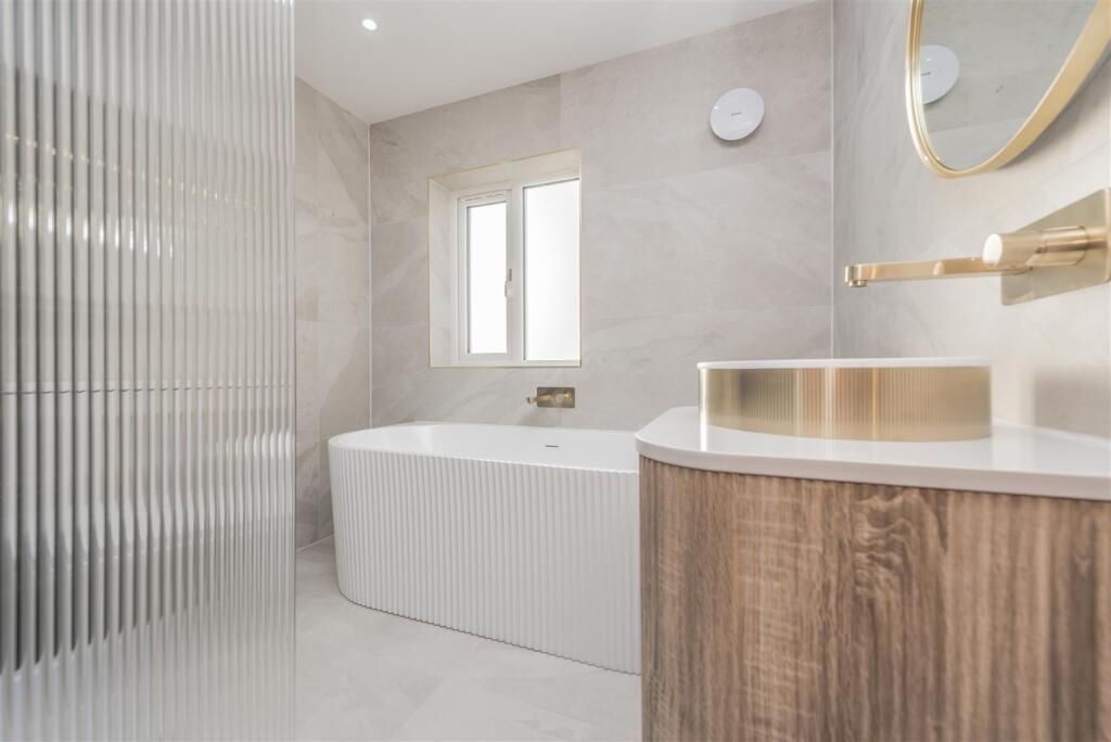 Four Piece Bathroom &amp; Shower / WC: