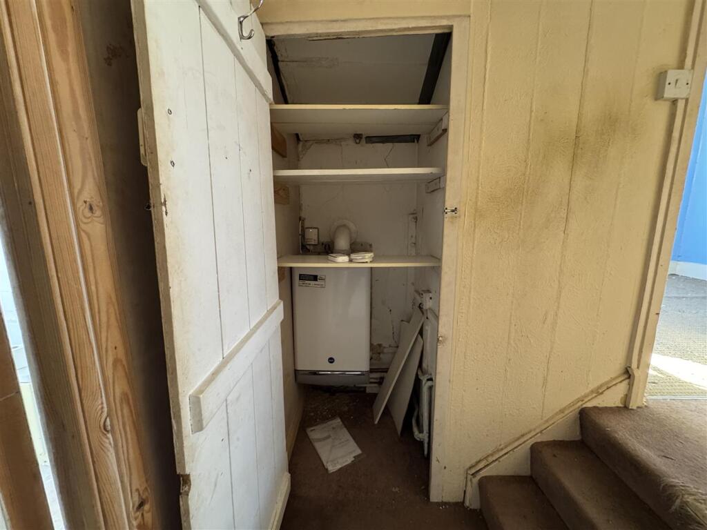FIRST FLOOR LANDING