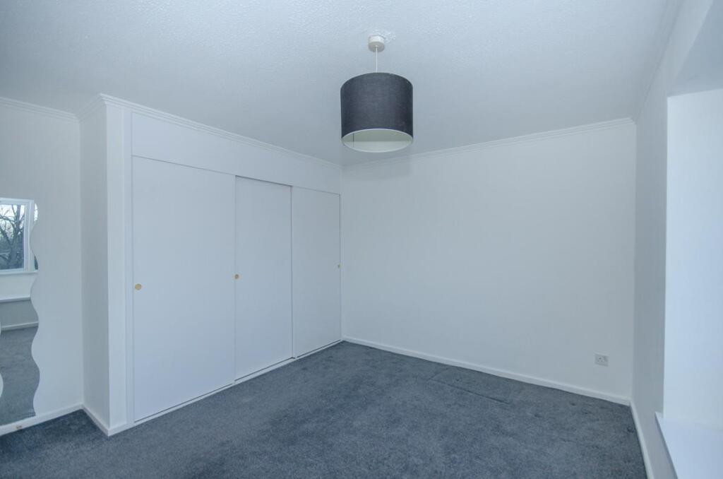 Bedroom 1 pic 2.jpg